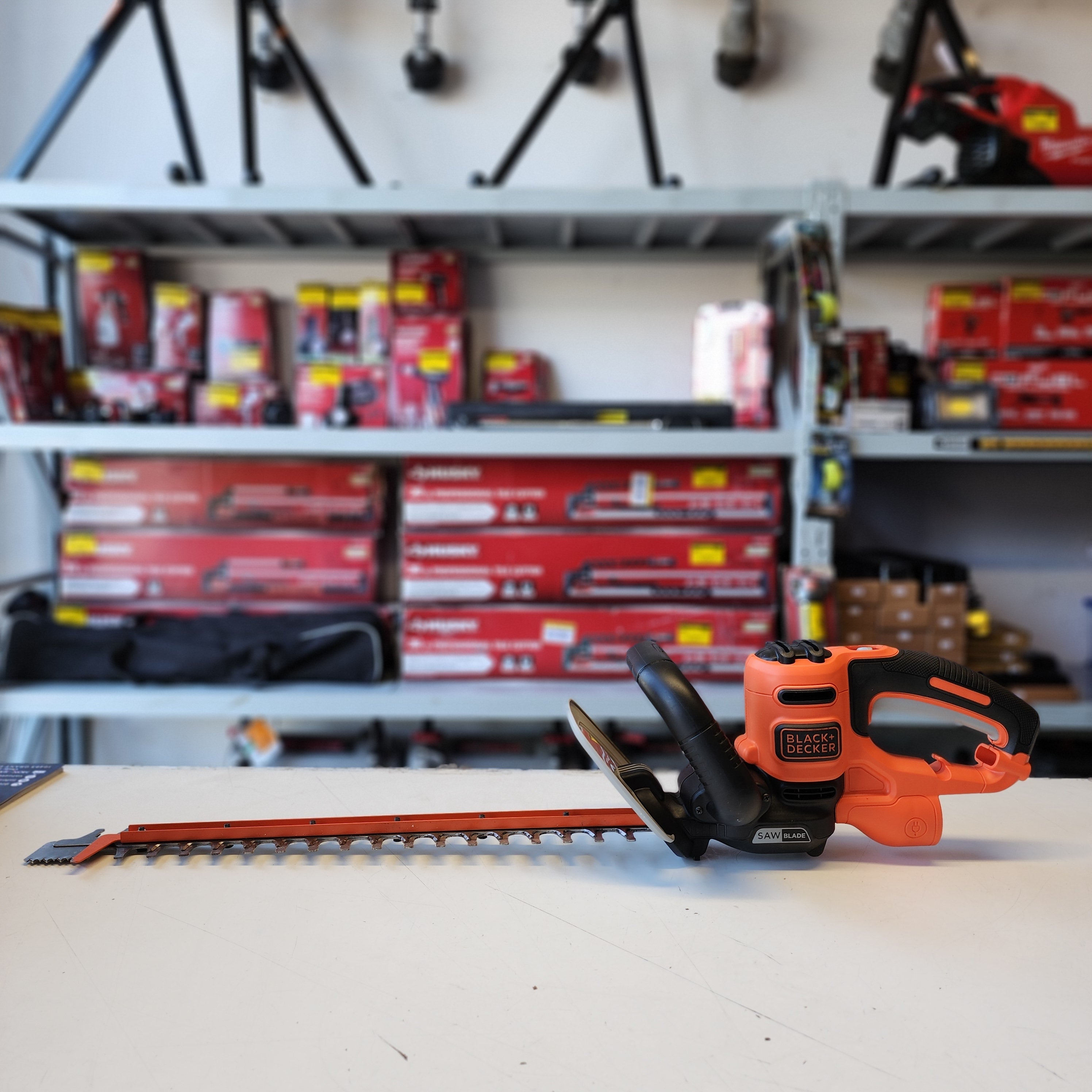 BLACK+DECKER 20 in 3.8 Amp Dual Action Hedge Trimmer