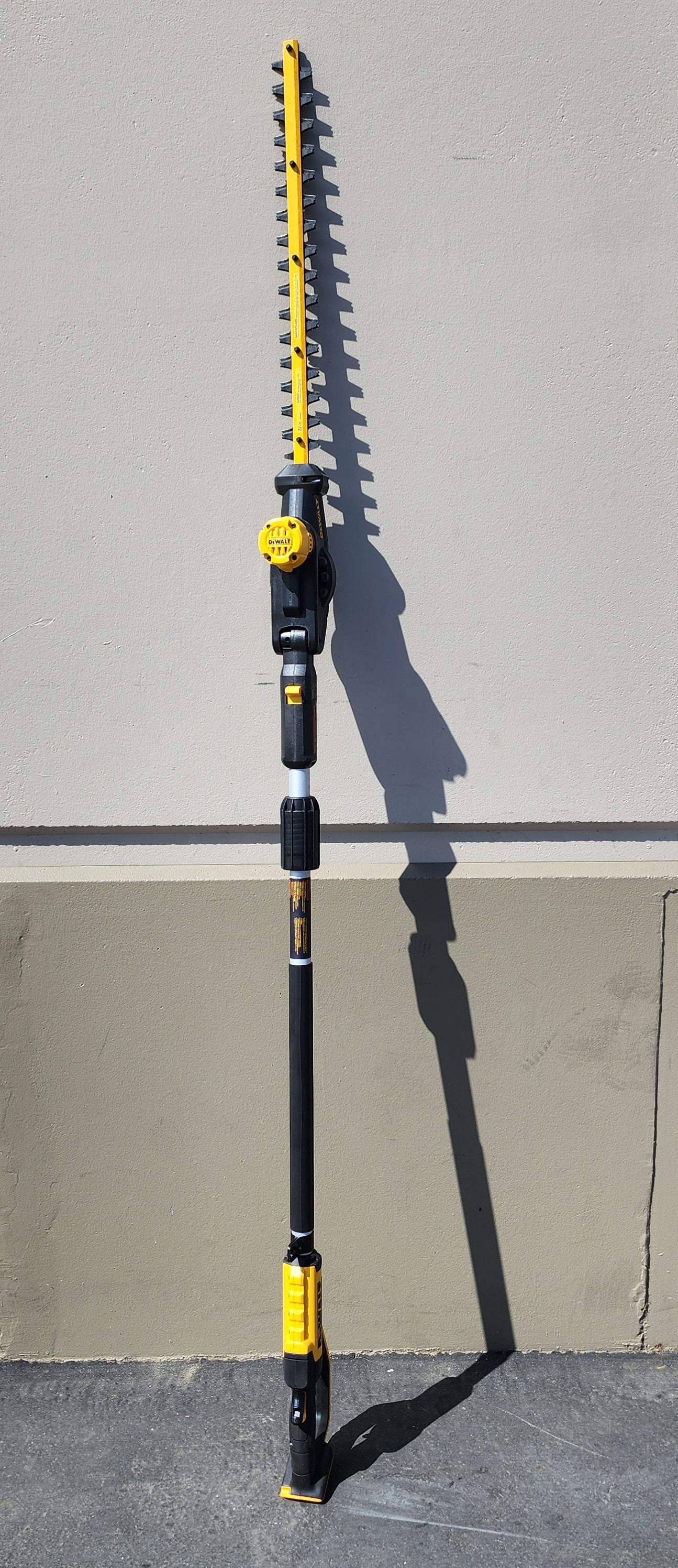 DEWALT 20V MAX 22 in. Cordless Pole Hedge Trimmer DEWALT