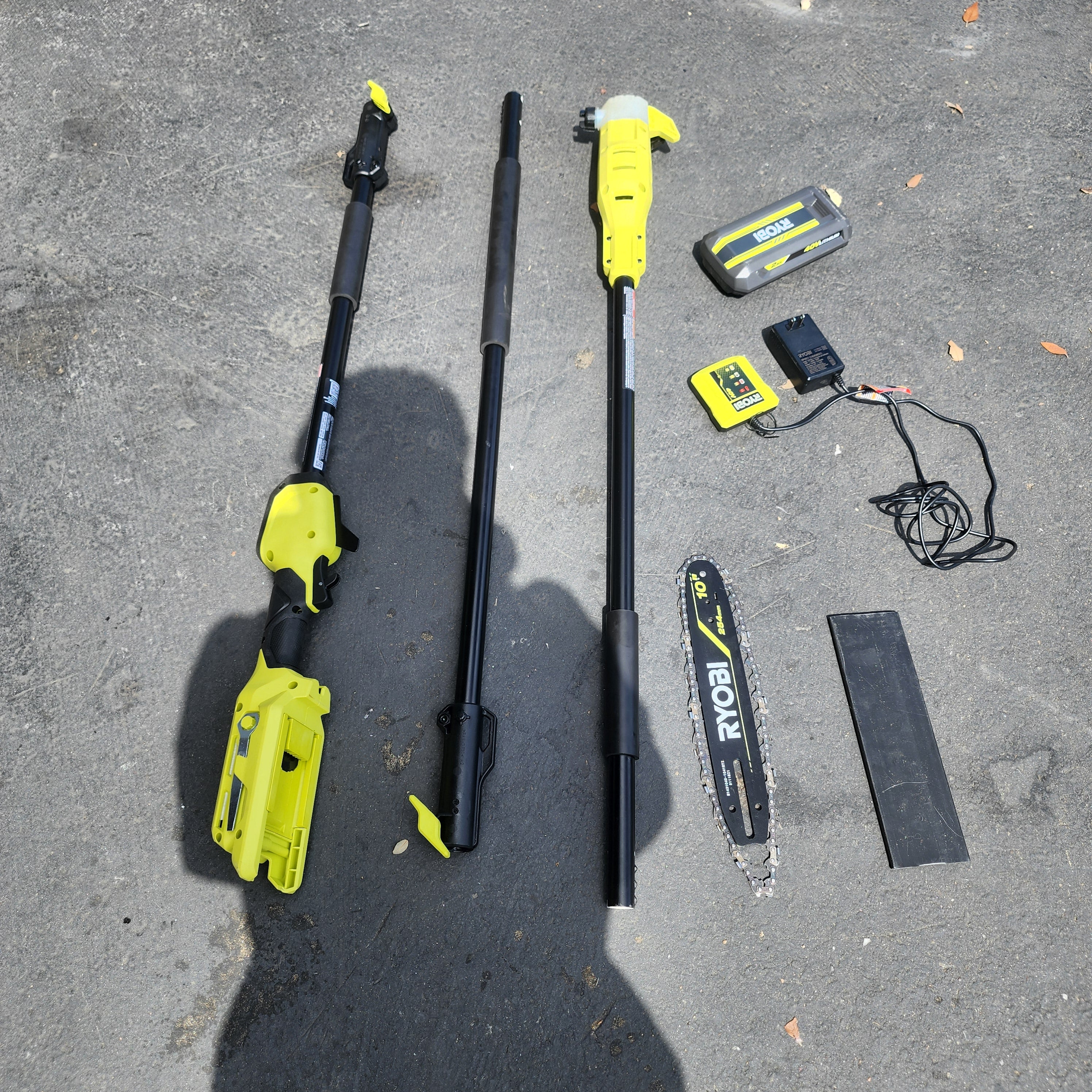 RYOBI 40V HP Sierra de Pértiga Inalámbrica de 10 pulgadas sin Escobillas con Batería de 2.0 Ah y Cargador