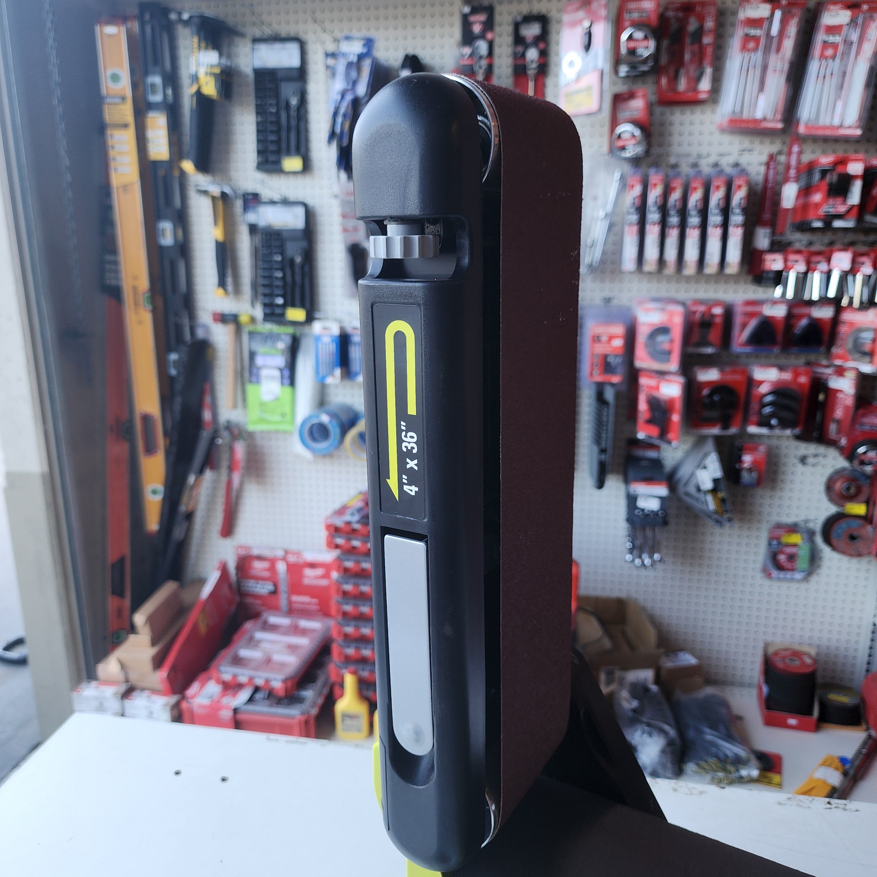 Lijadora de banda y disco RYOBI con cable de 4 pulg. x 36 pulg. y 6 pulg.