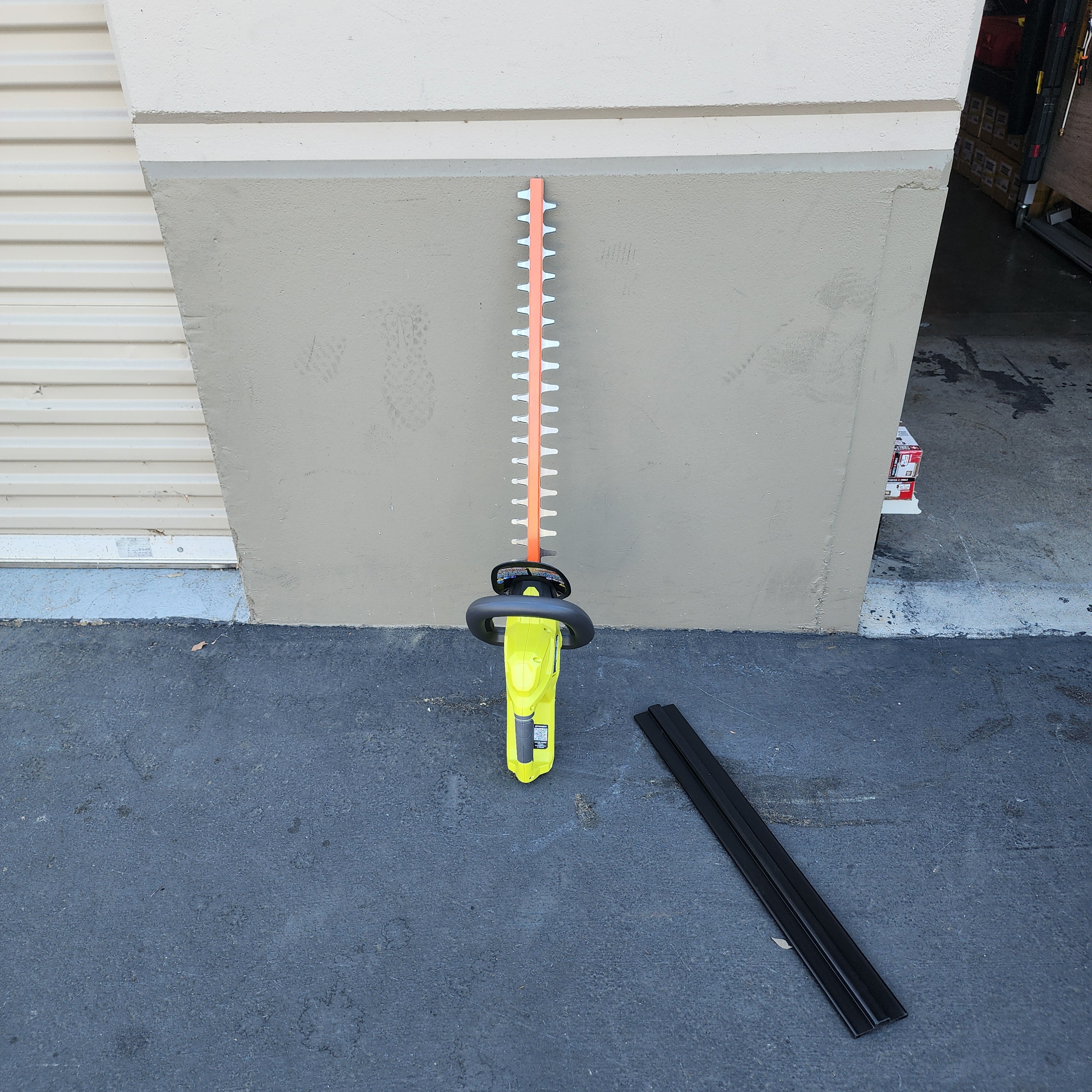 Cortasetos RYOBI 40V 24 pulg. Inalámbrico de batería caja abierta