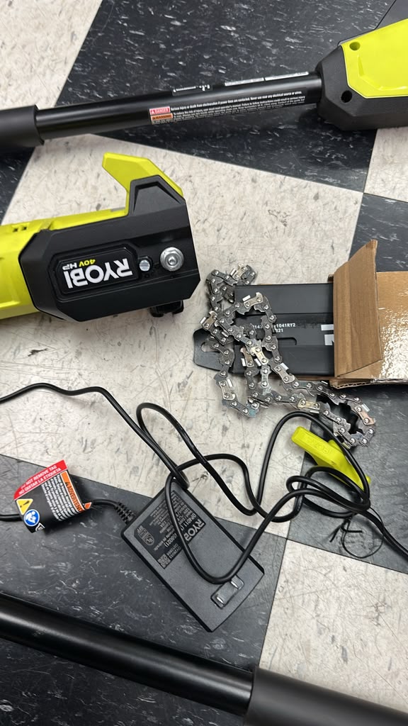 Podadora de Pértiga Inalámbrica sin Escobillas HP de 40 V y 10 pulg. con Batería de 2.0 Ah y Cargador