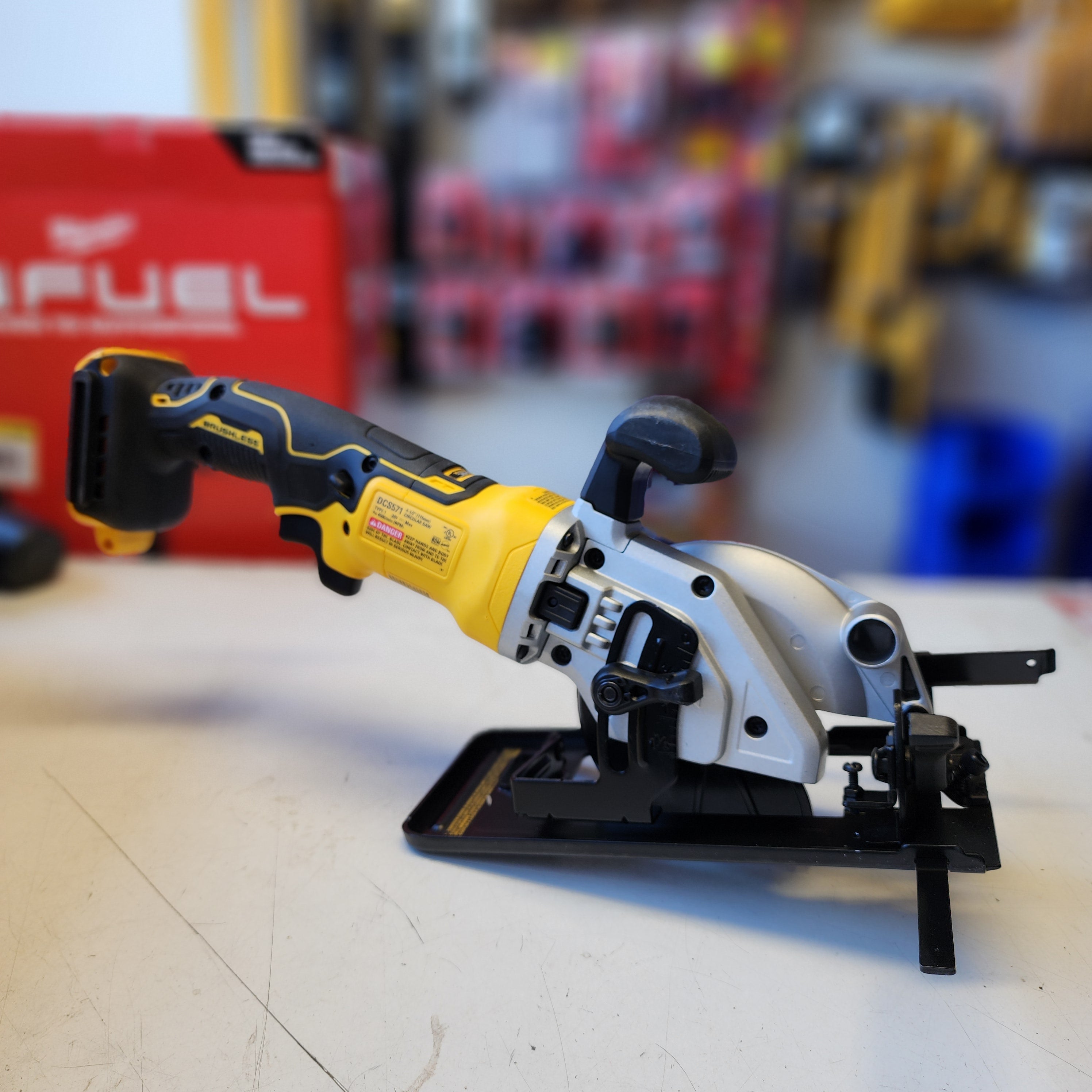 DEWALT ATOMIC 4-1/2 in circular saw 20V MAX brushless tool only