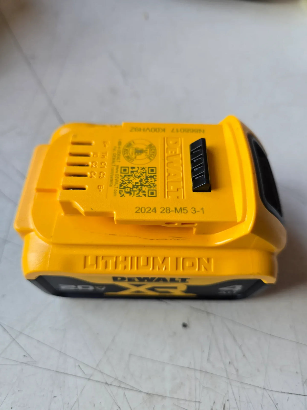DEWALT DCB204 DEWALT DCB204 20V MAX Premium Lithium-Ion 4.0Ah Battery Pack - Open Box | #condition_open-box