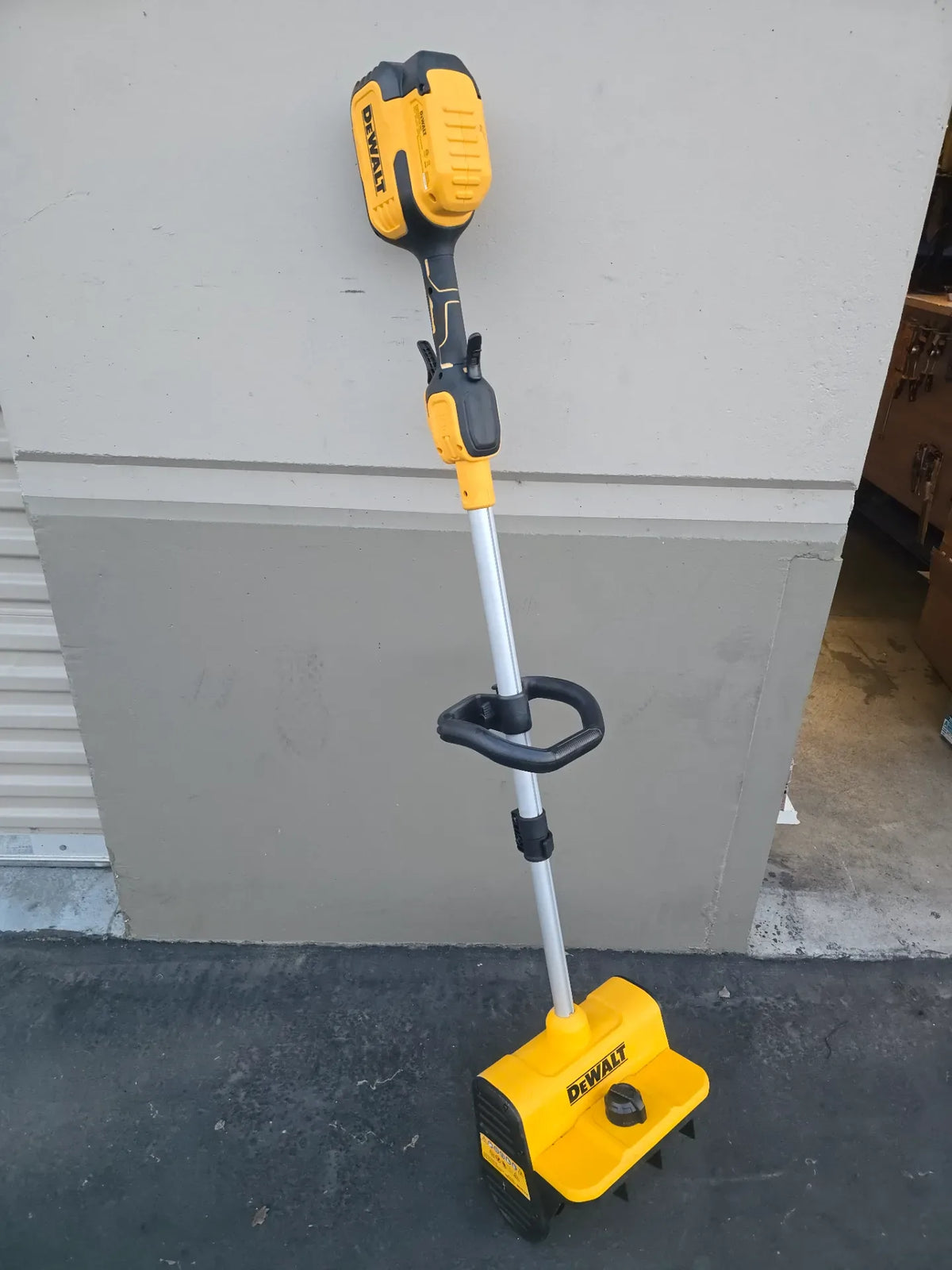 DeWalt 10 in. 20-Volt MAX Battery Op Snow Shovel Snow Thrower Adjust Direction Telescopic Handle Tool Only