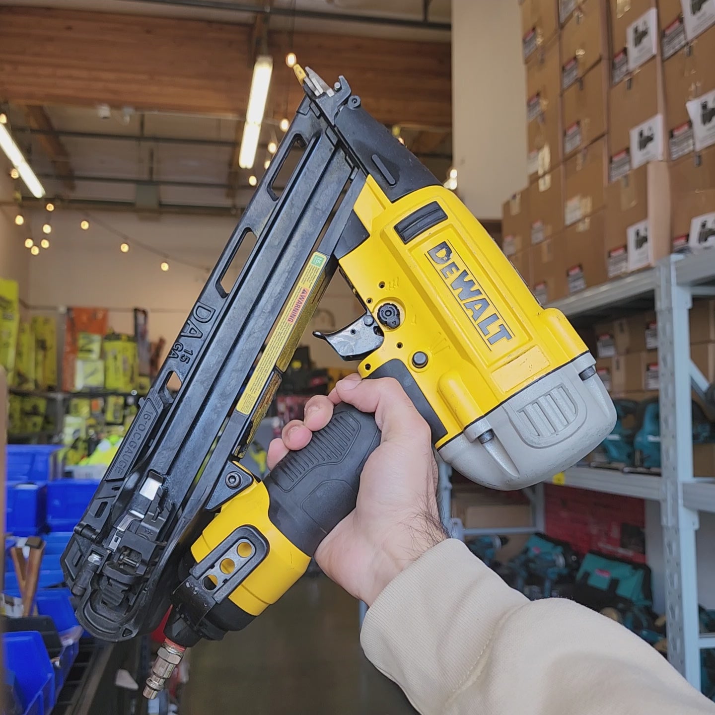 DeWalt DWFP72155 lightweight finish nailer for carpentry