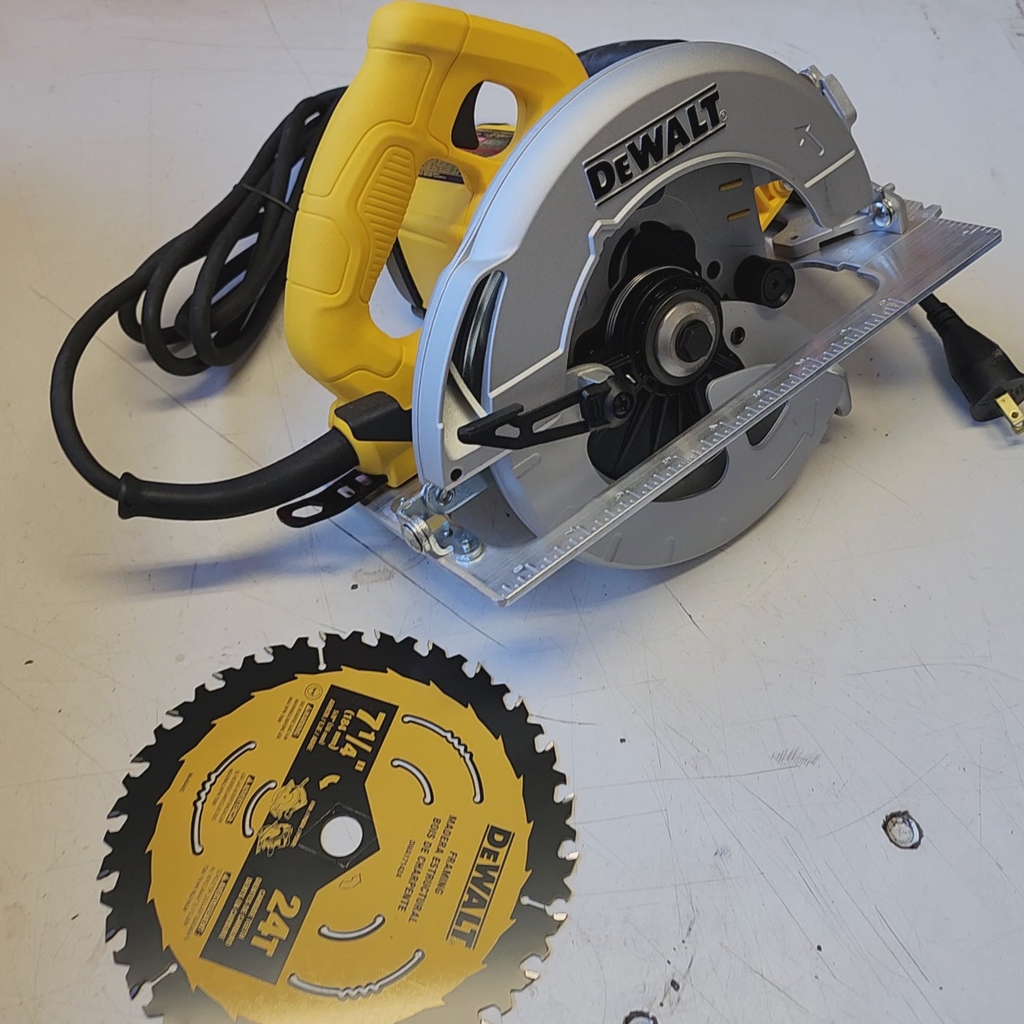 DEWALT DWE575 compact circular saw lightweight durable construction