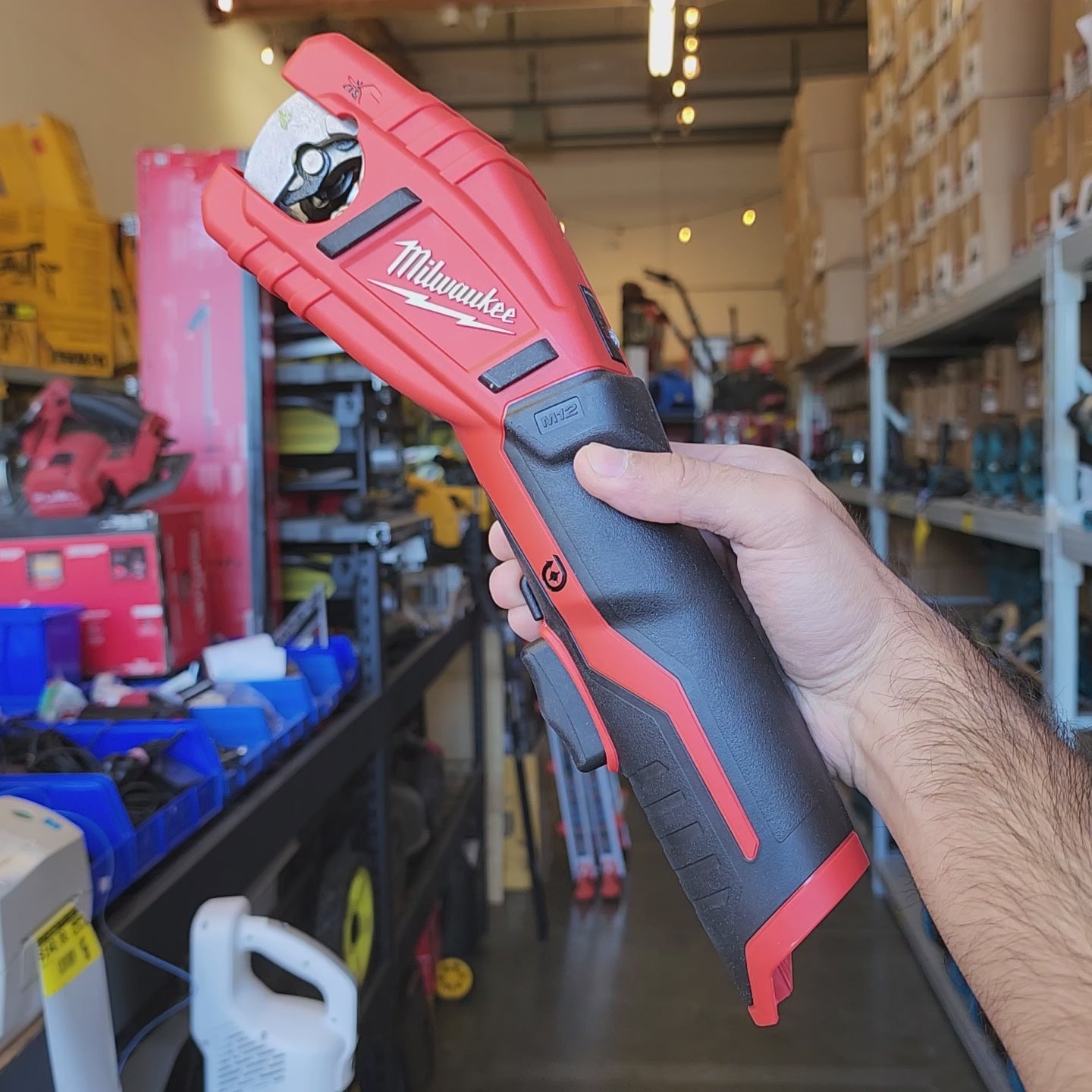 Milwaukee cordless pipe cutter image